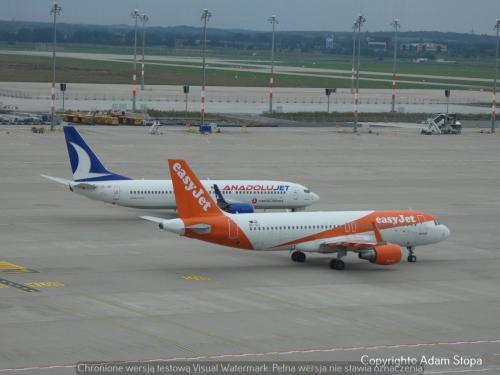 Airbus A320-200 easyjet Europe, Boeing 737-800 Anadolujet