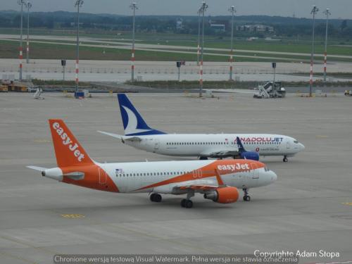 Airbus A320-200 easyjet Europe, Boeing 737-800 Anadolujet