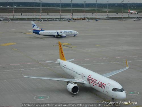 Boeing 737-800 SunExpress, Airbus A321neo Pegasus Airlines