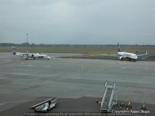 Bombardier Dash8Q400, LOT Polish Airlines, Boeing 737-800, Ryanair