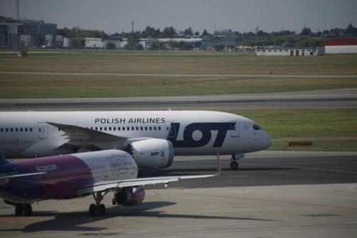 Boeing 787-8 Dreamliner, LOT Polish Airlines,Airbus A320, Wizzair